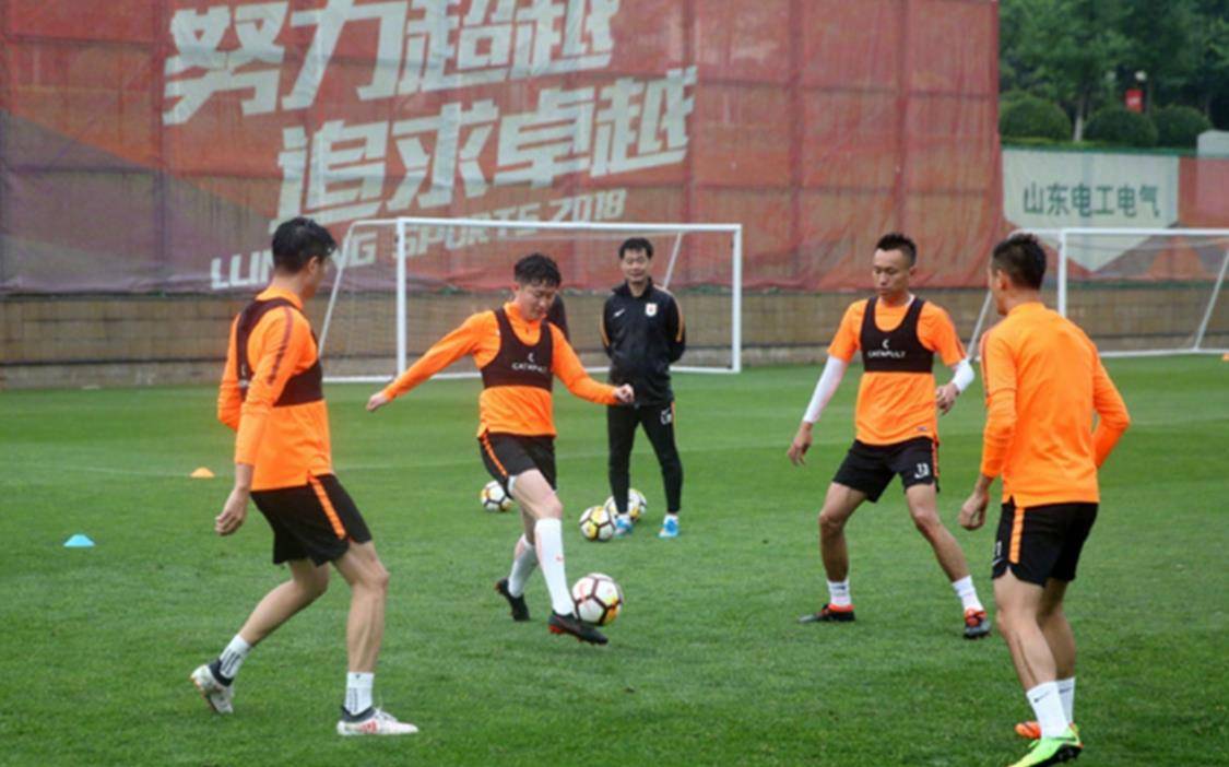 山东鲁能备战艰苦，坚持努力