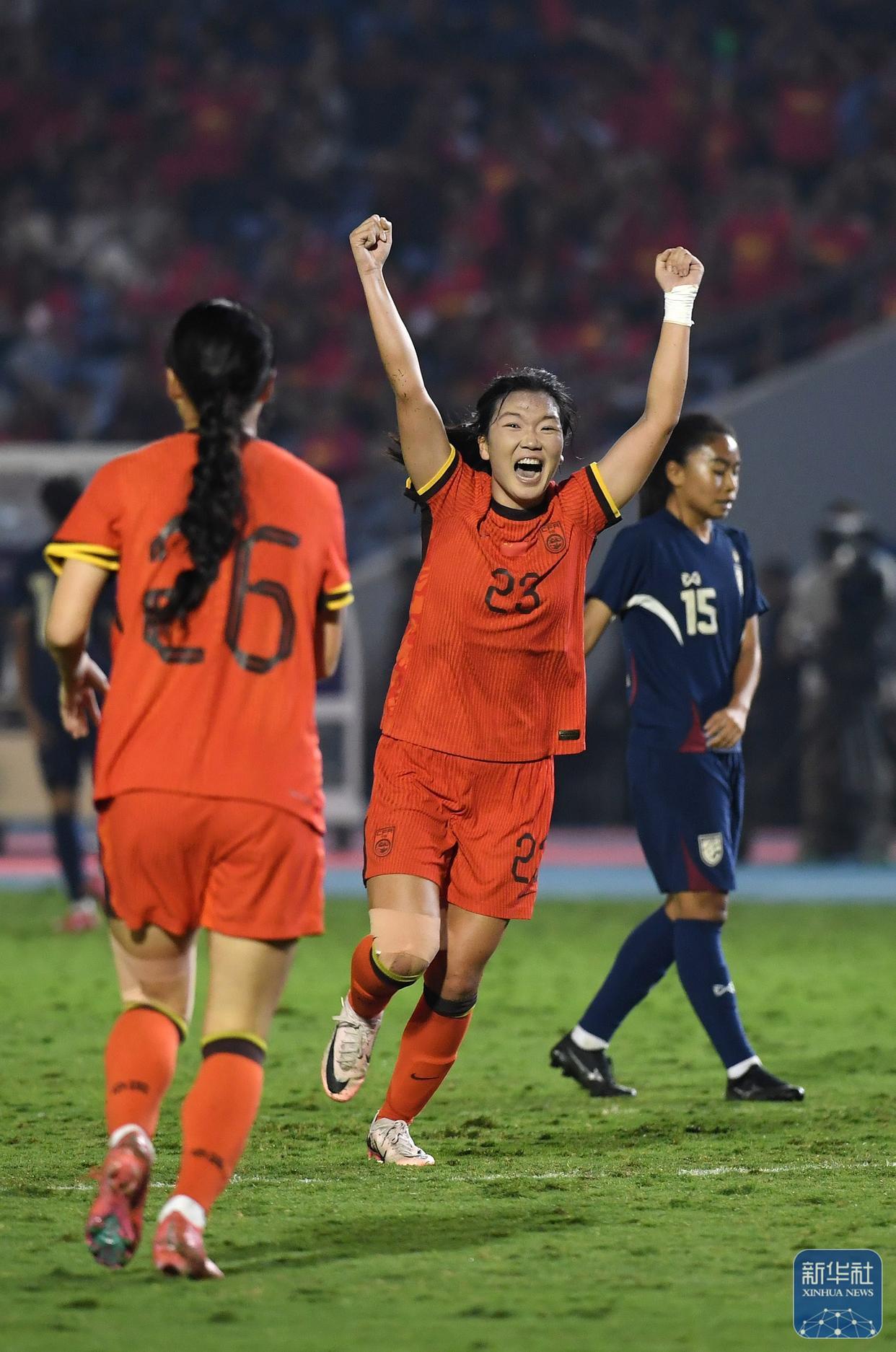 九游体育官方登录入口-包含穿越瞬间：女足选手英勇拼搏，取得胜利的词条