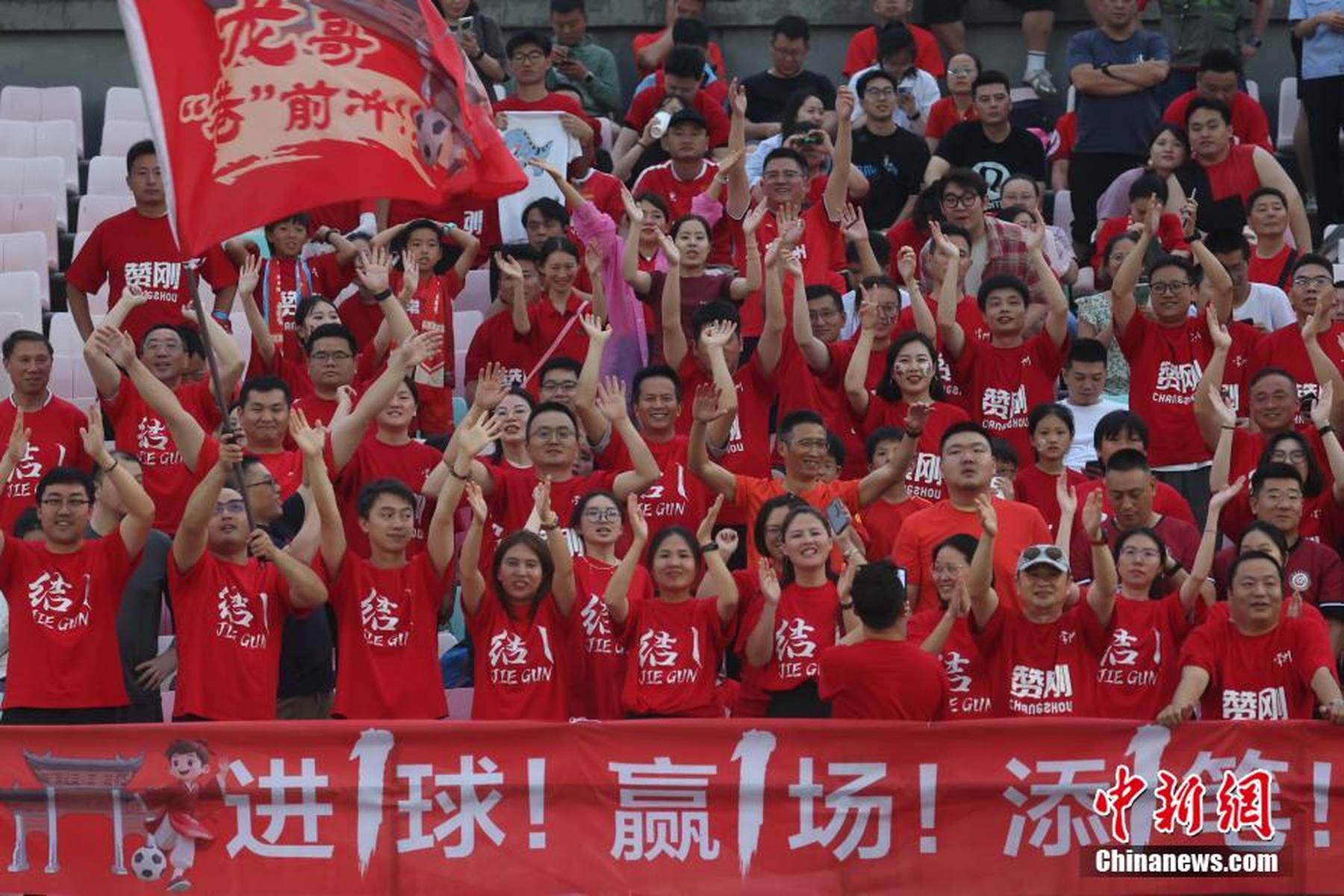 中国代表团壮举频出,市民热情助威 中国代表团壮举频出,市民热情助威