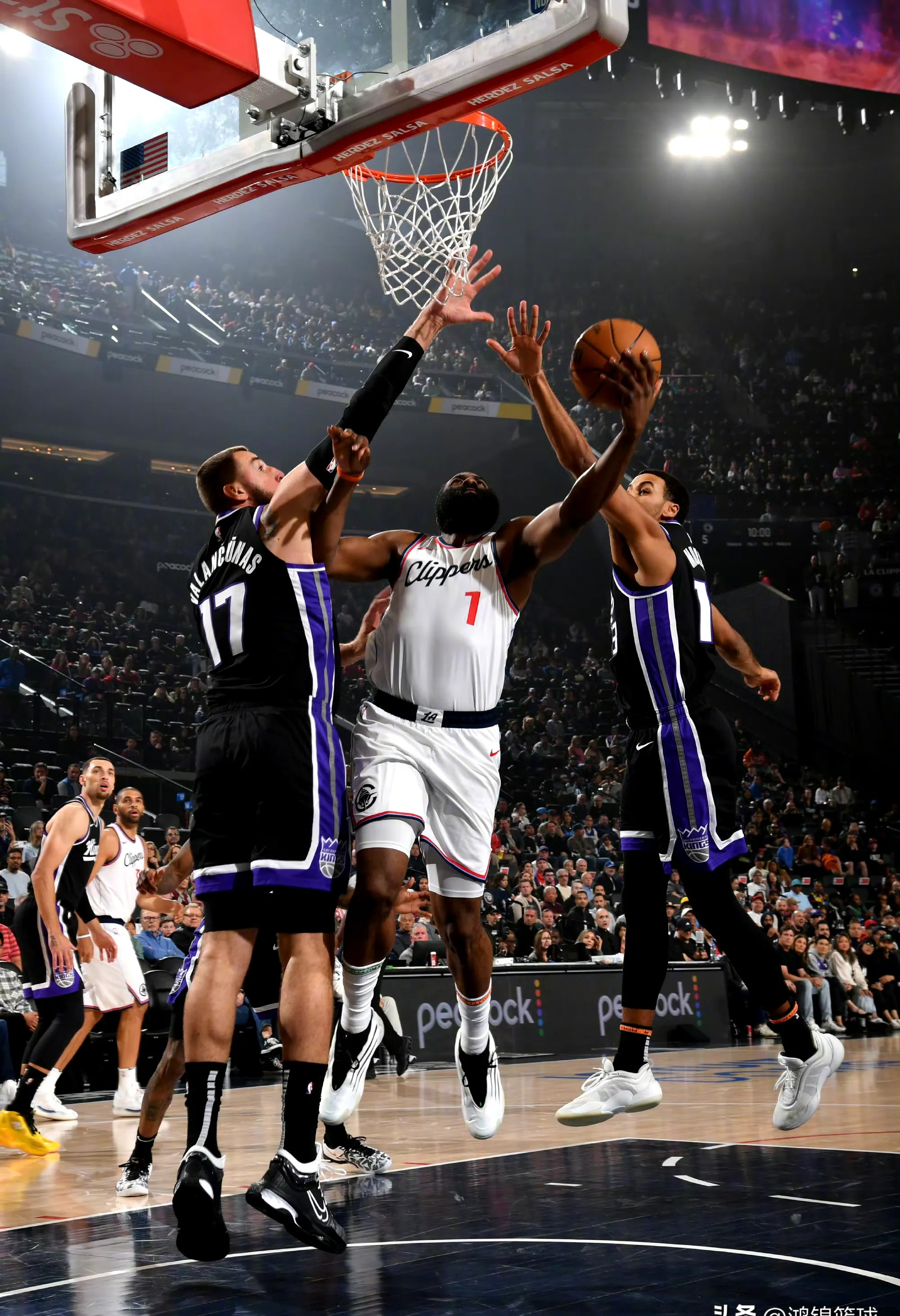 九游体育官方入口-火箭主场大胜老鹰：哈登独揽胜负狂砍三双率队胜利