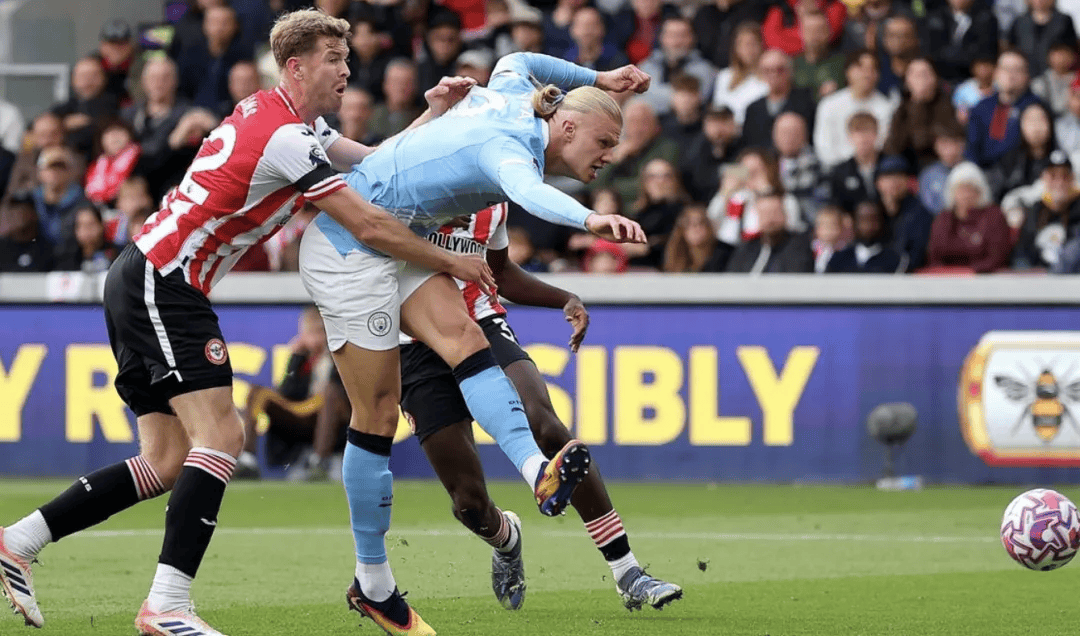 包含曼城门将神勇扑出点球，助球队保持不败的词条