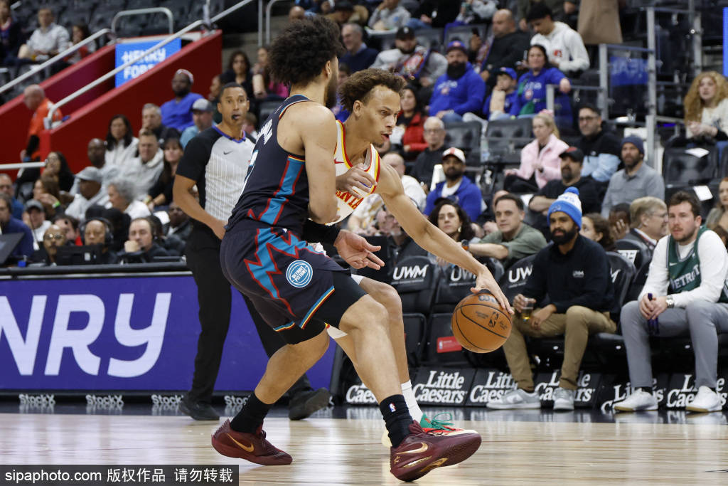 包含老鹰队客场惜败山猫，球队仍需加强防守的词条